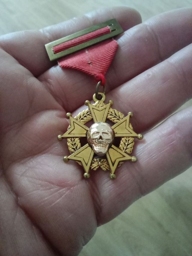 MEDALLA CRUZ Y CALAVERA