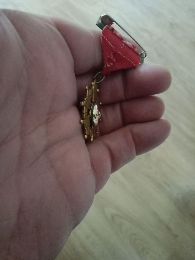 MEDALLA CRUZ Y CALAVERA