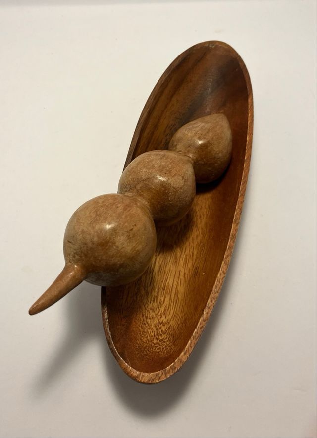 Cesta y fruta de madera talladas a mano