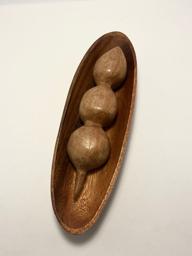 Cesta y fruta de madera talladas a mano