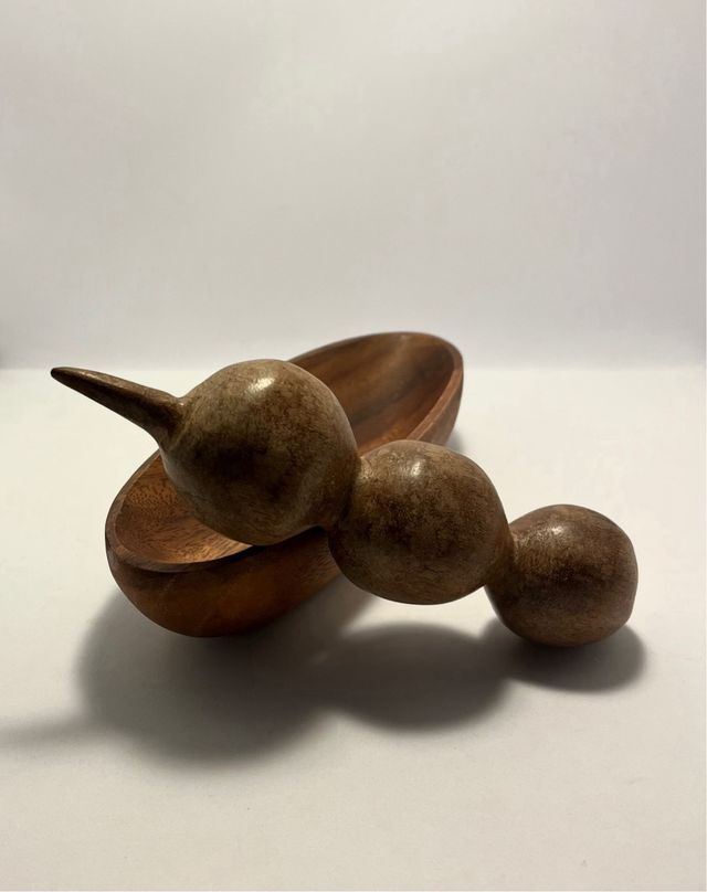 Cesta y fruta de madera talladas a mano