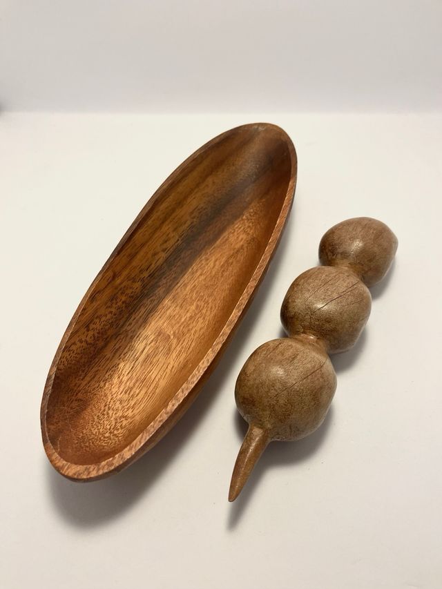 Cesta y fruta de madera talladas a mano