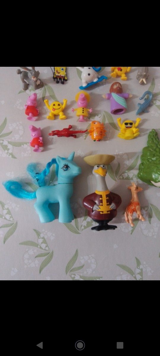 18 bambole di diverse dimensioni e temi