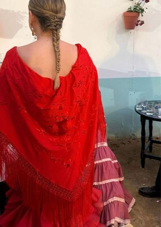 Mantoncillo rojo bordado