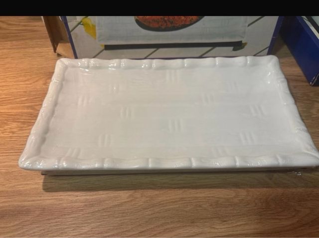 Bandeja de porcelana con base de madera