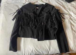 Cazadora flecos ante Zara