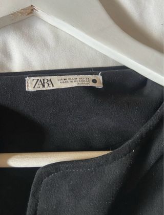 Cazadora flecos ante Zara