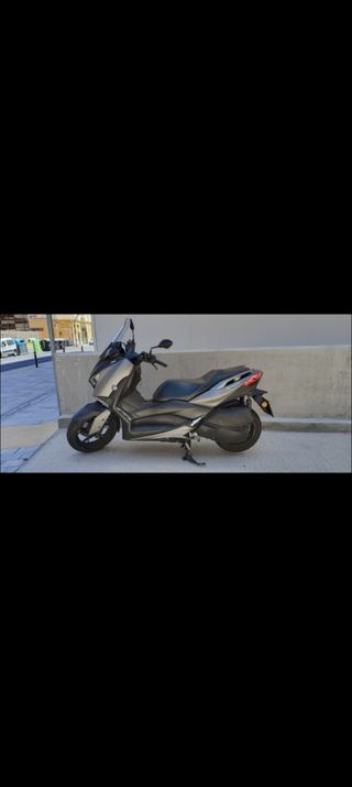 Moto YAMAHA XMAX 300CC