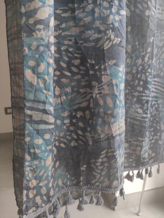 Sciarpa dai colori blu e azzurro