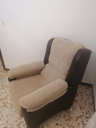 2 poltrone ribaltabili, non elettriche.