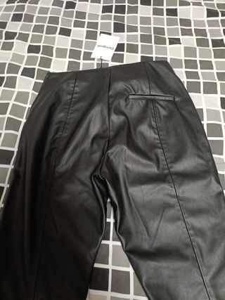 Pantalón pitillo de piel Desigual