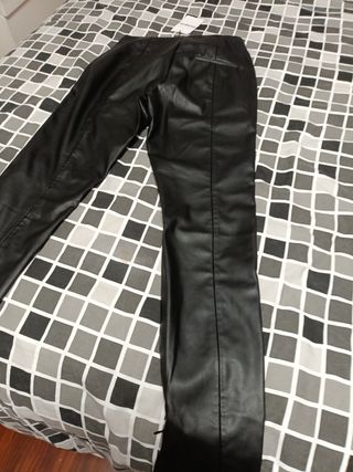 Pantalón pitillo de piel Desigual