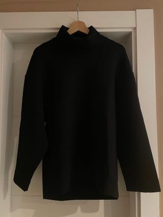 Jersey negro de cuello alto. oversize. XS. COS