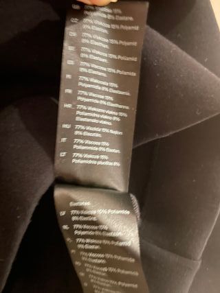 Jersey negro de cuello alto. oversize. XS. COS