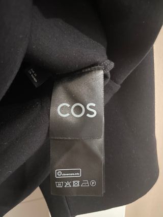Jersey negro de cuello alto. oversize. XS. COS