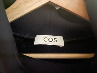 Jersey negro de cuello alto. oversize. XS. COS