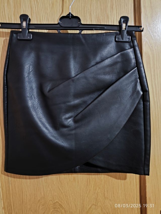 Falda negra cuero Stradivarius talla xs