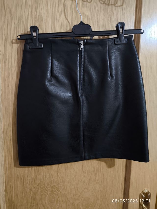 Falda negra cuero Stradivarius talla xs