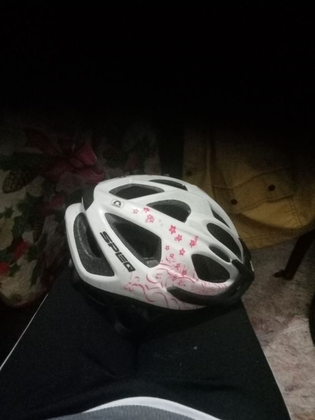 Casco de chica rosa de plástico nuevo