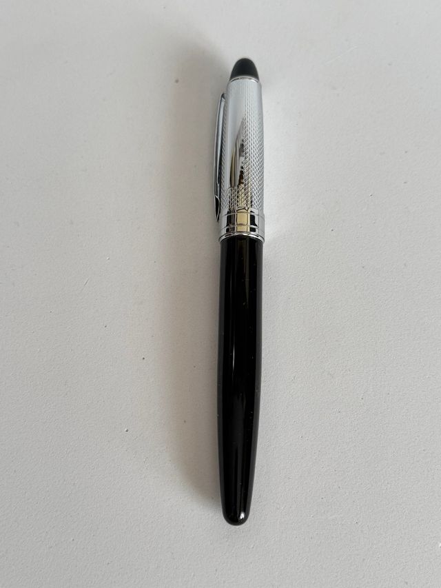 Bolígrafo negro y plata