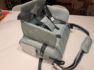 Bolso trona de viaje con compartimentos