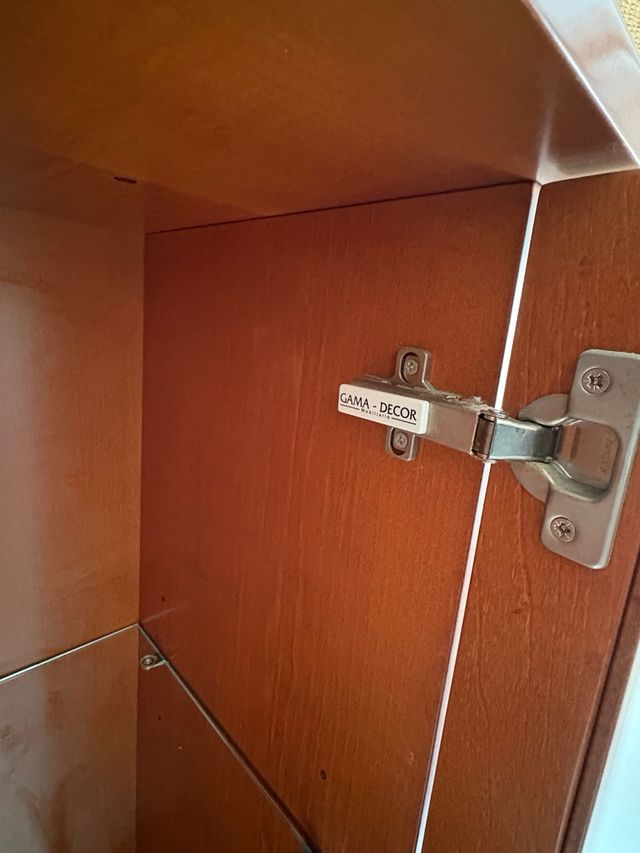 COLUMNA BAÑO COLOR CEREZO MARCA PORCELANOSA