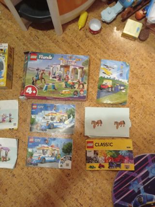 Lote de 3 cajas lego vacias y 9 manuales