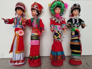 Bambole cinesi appartenenti a minoranze etniche