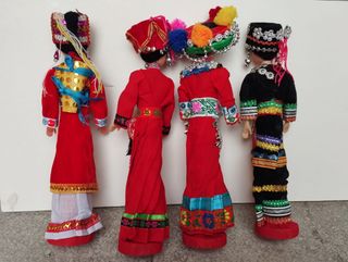 Bambole cinesi appartenenti a minoranze etniche