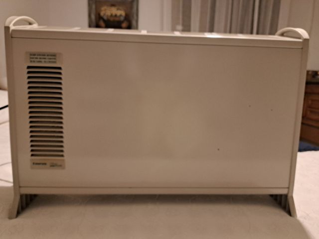 Estufa eléctrica de aire con su caja