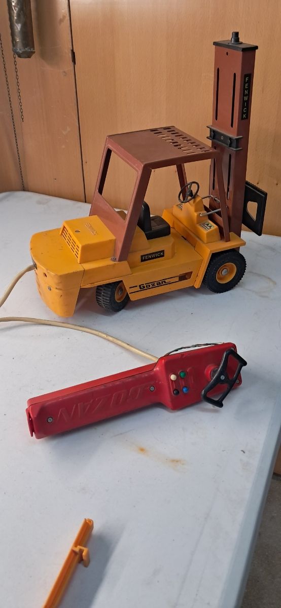 elevador de color amarillo juguete