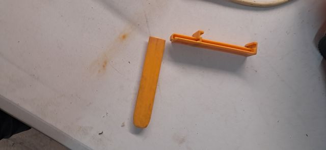 elevador de color amarillo juguete