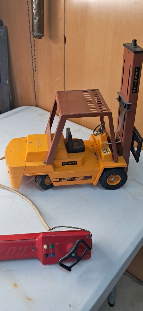 elevador de color amarillo juguete