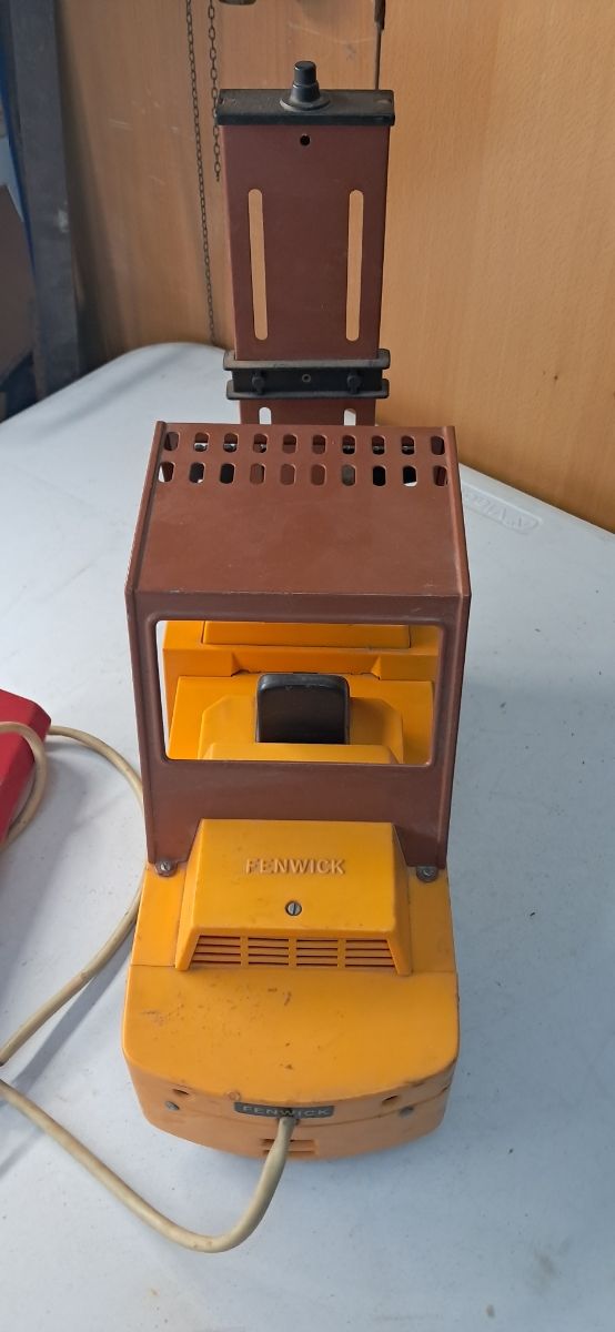 elevador de color amarillo juguete