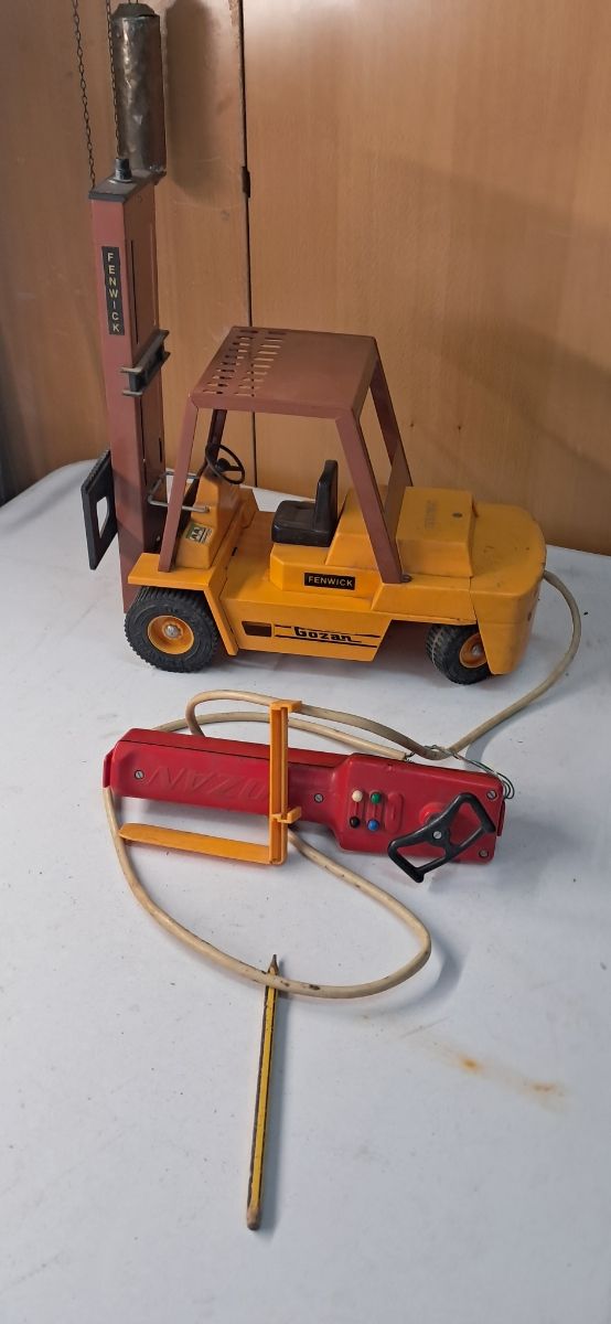 elevador de color amarillo juguete