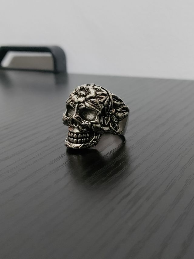 Anello gotico punk rock con teschio decorato 