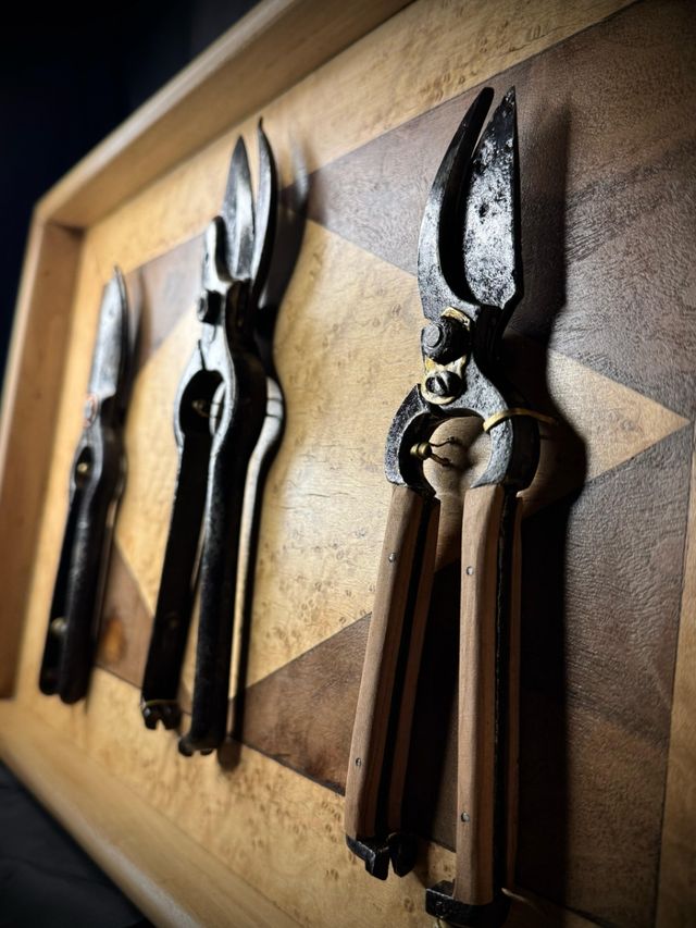 Quadro artigianale in legno con forbici.