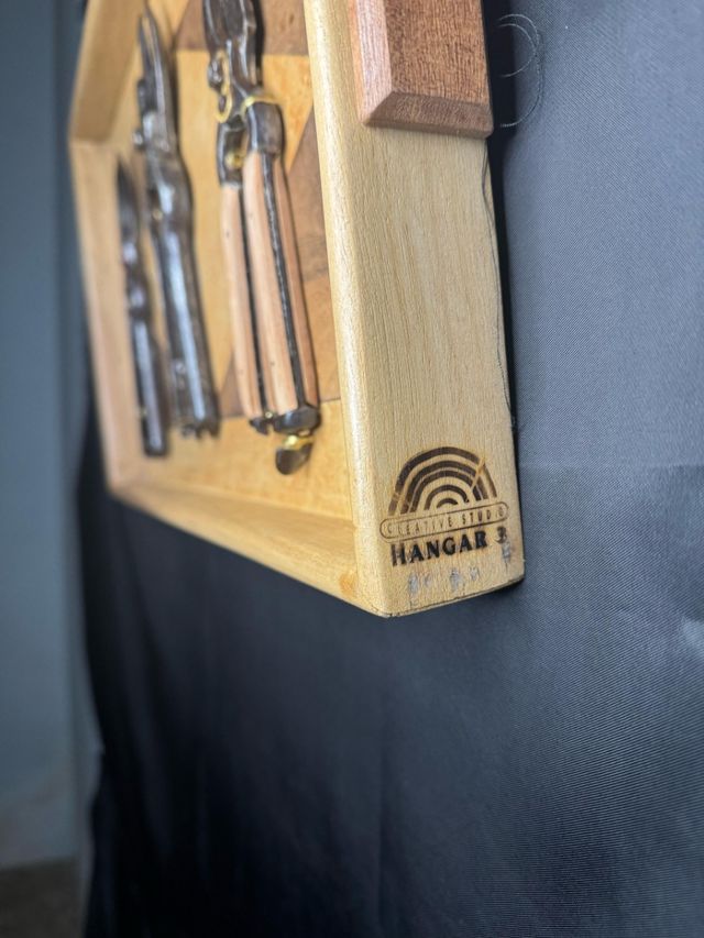 Quadro artigianale in legno con forbici.