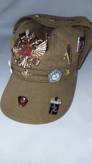 gorra militar rusa con insignias y pins