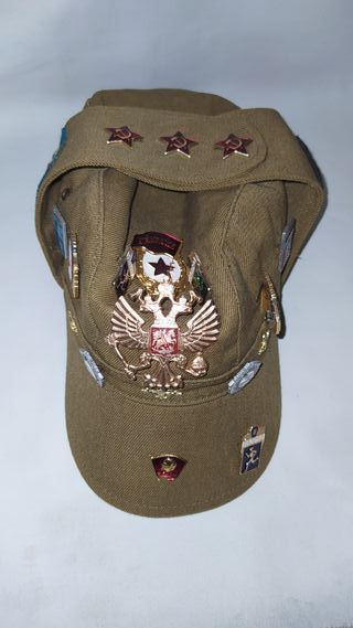 gorra militar rusa con insignias y pins