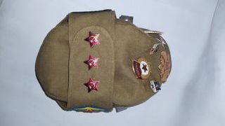 gorra militar rusa con insignias y pins