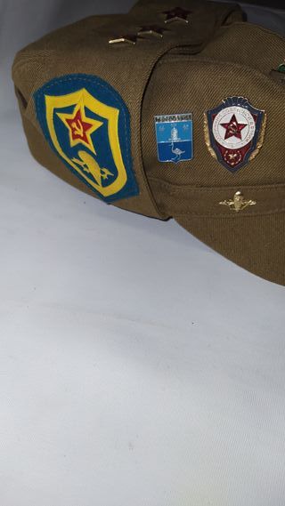 gorra militar rusa con insignias y pins