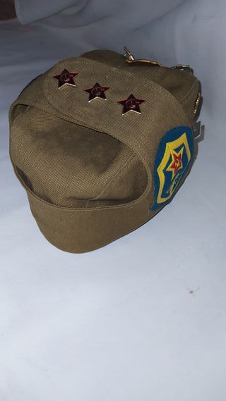 gorra militar rusa con insignias y pins