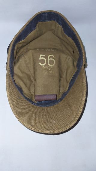 gorra militar rusa con insignias y pins