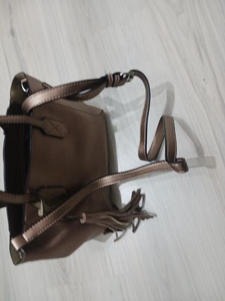 Bolso dorado nuevo