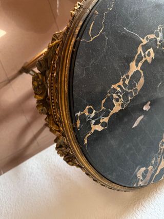 mesita ovalada marmol y madera pan de oro