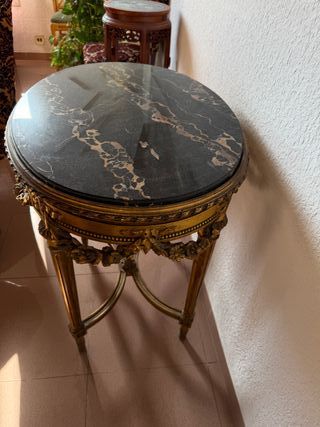 mesita ovalada marmol y madera pan de oro