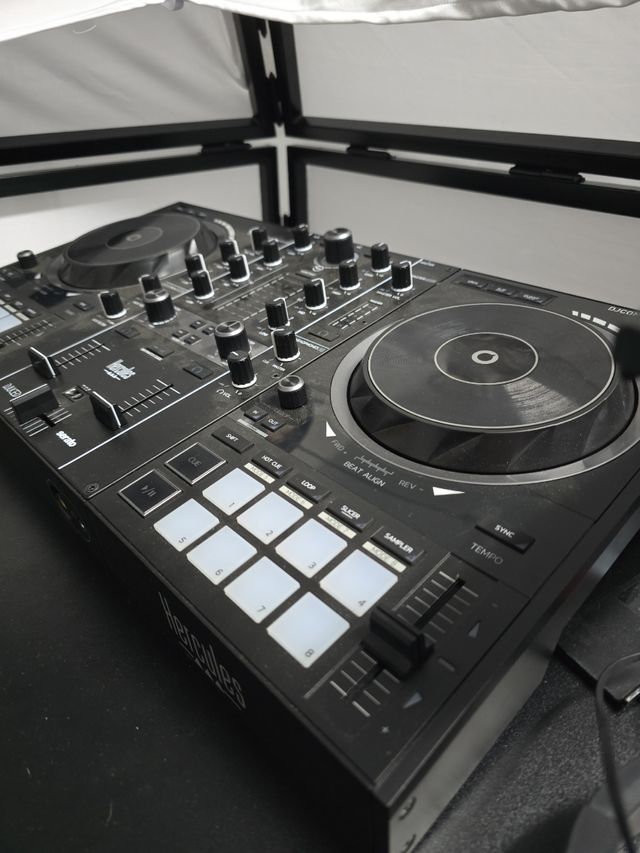 Controlador de Dj Hercules Inpulse 500 na sua caixa