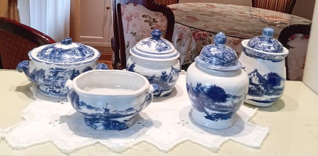 📌 Juego de loza azul y blanca estilo Delft