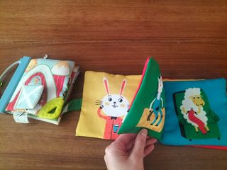 Lote 2 cuentos de tela para bebés